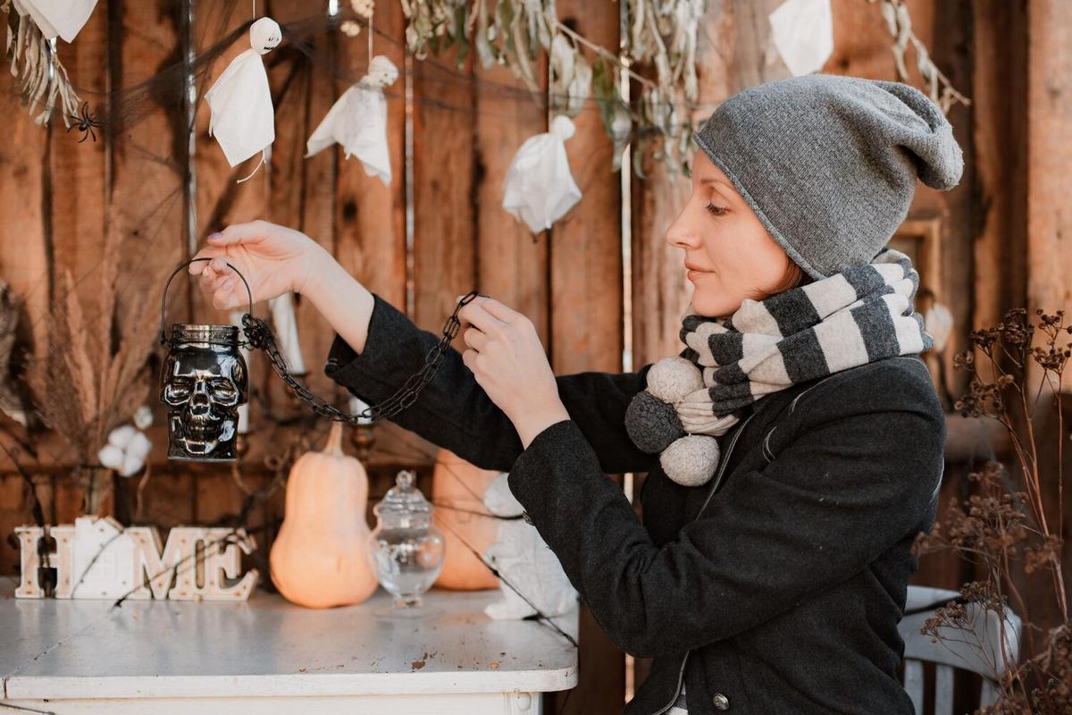Winter Wonderland: DIY Snow Globes for Festive Decor